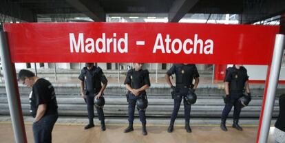 Varios agentes de policía vigilan los andenes en la estación de Atocha.