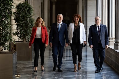 El alcalde Jaume Collboni, en junio, con tres de sus cuatro tenientes de alcalde, en la galería Gotica del edificio histórico del Ayuntamiento de Barcelona.