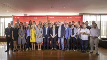 Foto de familia de los 36 alcaldes del Área Metropolitana de Barcelona, con la presidenta, Ada Colau, en el centro.