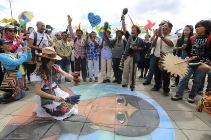 En Bogotá una mujer activista protesta por la conferencia sobre cambio climático a celebrarse en París