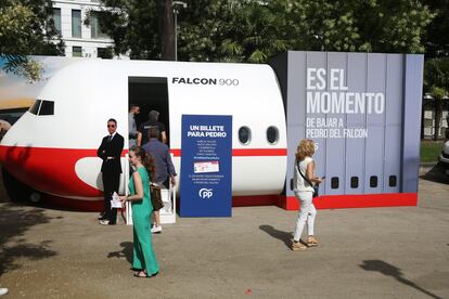 Maqueta del avión presidencial colocada por el PP en la Plaza de Colón de Madrid, este miércoles.