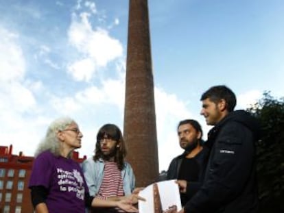 Activistas ante la chimenea en la que un grupo de militantes escribió en los noventa la palabra “Insumisión”.