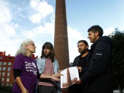 Activistas ante la chimenea en la que un grupo de militantes escribió en los noventa la palabra “Insumisión”.