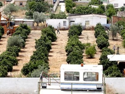 Una excavadora trabaja ayer en la finca familiar de José Bretón.