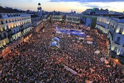 Concentración y acampada en la Puerta del Sol de Madrid de jóvenes del Movimiento 15-M, en mayo de 2011.