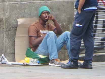 <span style="font-size: 8pt;">Santos, en su esquina de la calle Toledo. / Luz Bibiana Pineda</span>