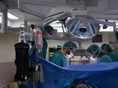 Operació en una sala de l'Hospital Clínic de Barcelona.