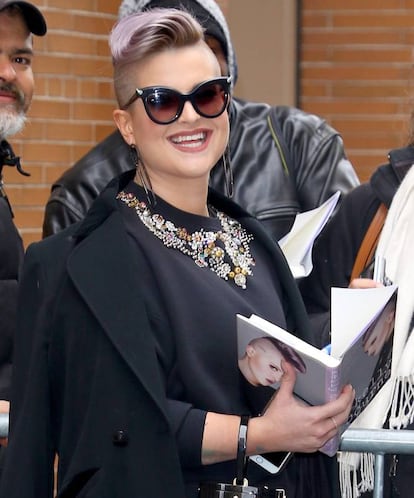 <p>El título del libro de Kelly Osbourne lo dice todo: ‘There Is No F*cking Secret. Letters From a Badass Bitch’. Un repaso honesto sobre su experiencia con el bullying, sobre moda y sobre sus adicciones cuando todavía no tenía ni 20 años. También habla de su paso de tres días por un centro de enfermedades mentales así como recuerda la vez en que sus padres, el rockero Ozzy Osbourne y Sharon Osbourne, casi mueren.</p> <br> <p> <p> “Una noche a mi madre le dieron convulsiones. Finalmente llamé a la ambulancia, y con la idiota de la enfermera la estabilizamos”, escribe sobre un episodio ocurrido en 2002, cuando su madre estaba siendo tratada por un cáncer. Un momento en el que su padre no fue de gran ayuda, pues estaba en una espiral de consumo de drogas. “Tenía motivos para estar asustada. Papá estaba allí en calzoncillo, y le vi meter la mano en un bol con pastillas, engullir un puñado de algo y luego tragárselas con un trago de vodka como si fuera agua y estuviera muerto de sed”. En el libro, Kelly Osbourne recuerda cómo tuvo que correr de una habitación a otra del hospital, pues el músico acabó ingresado por una sobredosis de drogas y alcohol.</p> <br> <p>