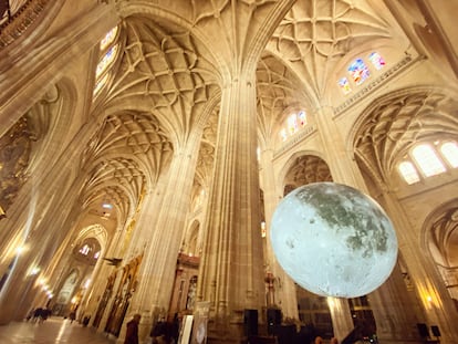 La obra de siete metros de diámetro 'Museum of the Moon', del artista británico Luke Jerram, que se pudo ver hasta marzo dentro de las celebraciones por el 500º aniversario de la catedral.