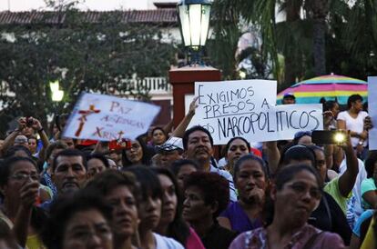 Habitantes de Apatzingán protestan el domingo.