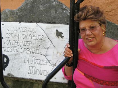 Patricia Martínez, hija del ex agente británico Eduardo Martínez, ante una placa conmemorativa en la prisión de Miranda del Ebro.
