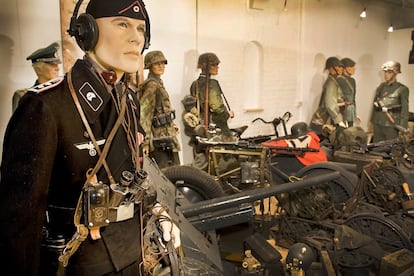 Otros maniquíes con uniformes de tropas alemanas de 1940, algunos de los cuales fueron robados del museo.