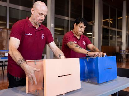Operarios preparan las urnas para un colegio electoral en el Barrio Gótico de Barcelona.