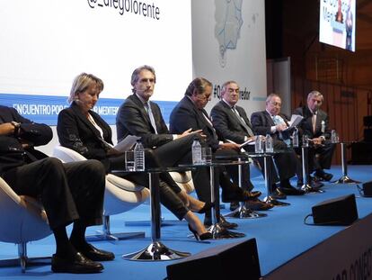 El ministro de Fomento, Íñigo de la Serna (tercero por la izquierda), en el panel que ha clausurado el foro por el Corredor Mediterráneo celebrado esta tarde en Madrid.