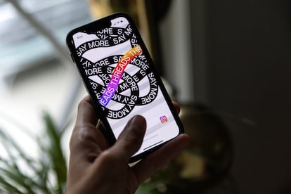 Fotografía de archivo del 6 de julio del 2023 donde aparece la mano de una persona mientras sostiene un teléfono móvil que muestra la página de inicio de sesión de la aplicación Threads.