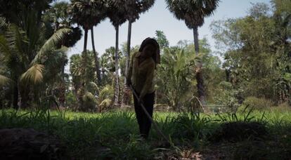 Ey, una mujer camboyana, trabaja junto a su casa en la provincia de Tboung Khmom.