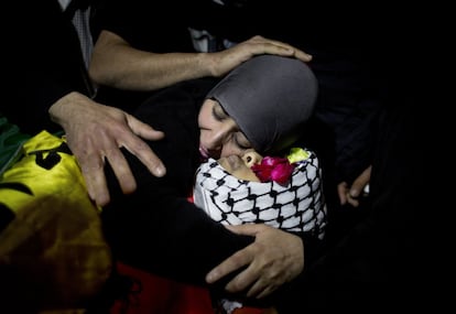 Una mujer palestina abraza el cuerpo de su hijo muerto tras un enfrentamiento con las fuerzas israelíes, en la localidad cisjordana de Deir Debwan, cerca de Ramallah.