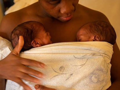 Gracias a los esfuerzos de las autoridades y a la ayuda internacional, en Ruanda la mortalidad infantil ha disminuido dos tercios, y la materna, tres cuartos desde 1990. También las nuevas infecciones por VIH han bajado de 13.000 en 2004 a 7.400 en 2018. En la imagen, una madre reciente con sus gemelos en un hospital ruandés.
 
  
  
  