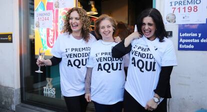 Propietarias del punto de venta a las puertas del local en Cádiz.