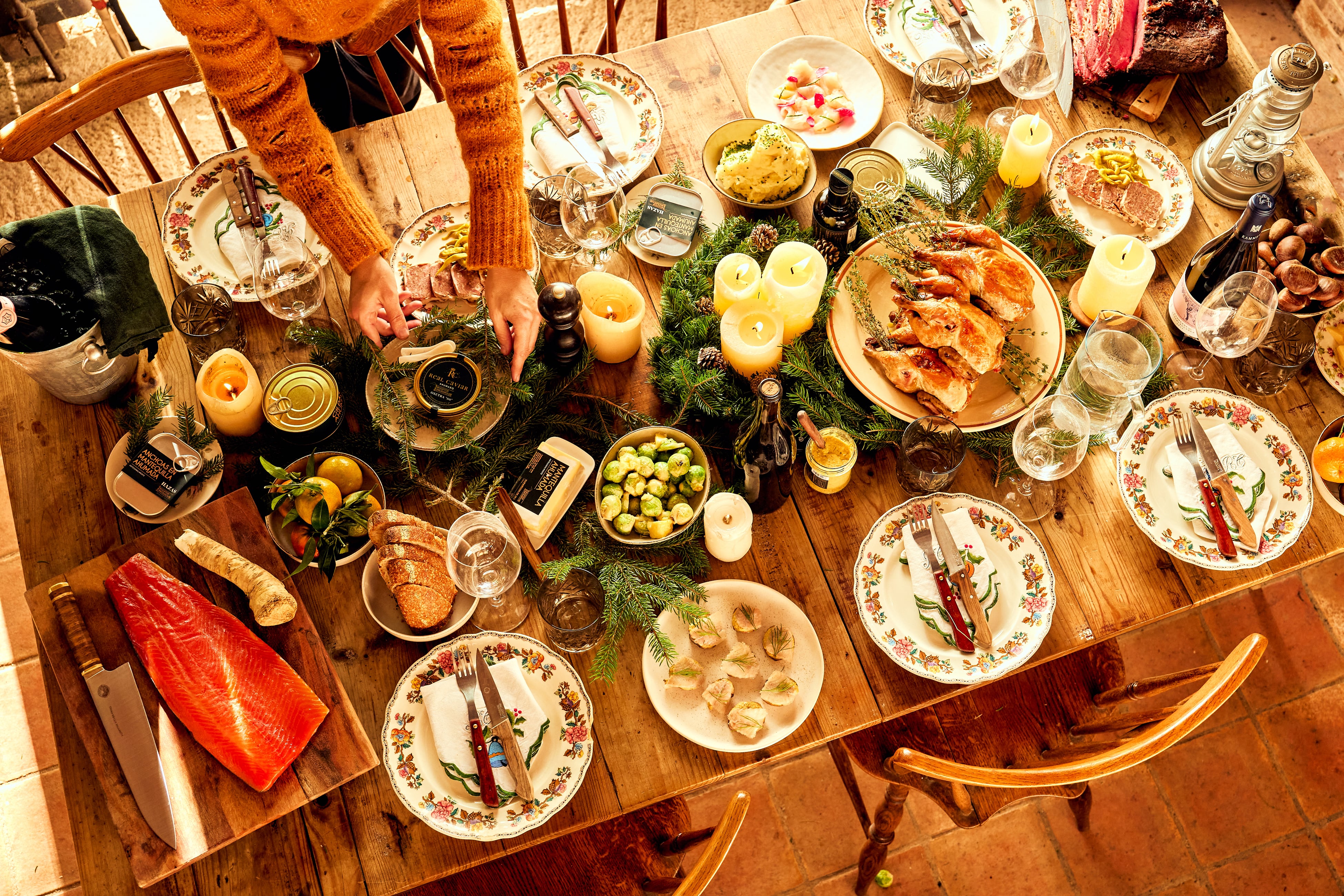 Mesa navideña con un festival de ahumados