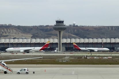 Dos avions d'Iberia a l'aeroport de Madrid-Barajas.