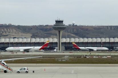 Dos aviones de Iberia en el aeropuerto de Madrid Barajas