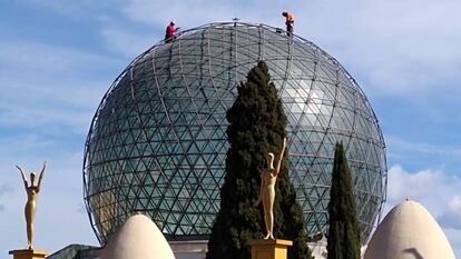 Treballs de neteja a la cúpula del Teatre Museu de Figueres, durant la pandèmia.