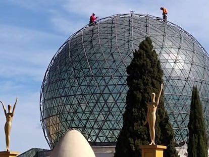 Treballs de neteja a la cúpula del Teatre Museu de Figueres, durant la pandèmia.