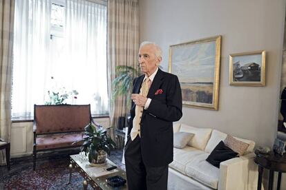 Gay Talese en el salón de su casa, sin sombrero. En las paredes, cuadros de su hija Pamela. A pesar de que venía impecablemente vestido de la calle, el escritor se cambió de traje “por respeto a la entrevista”, explicó.