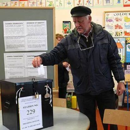 Un irlandés vota en el referéndum sobre el Tratado de Lisboa en la isla Tory, donde la consulta empezó ayer.