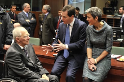 De izquierda a derecha, Wolfgang Schaüble, George Osborne y Margrethe Vestager, ayer en la reunión de Bruselas.