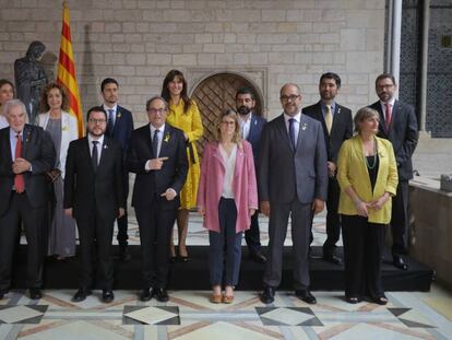 Foto de familia de Govern de la Generalitat que presidía Quim Torra. Borràs, detrás del president, y Buch, segundo por la derecha en la primera fila.