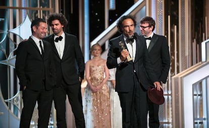 En los Globos de Oro, 'Birdman' consiguió el galardón para el mejor actor de comedia, Michael Keaton, y el mejor guion. En la imagen, Iñárritu recoge el premio junto a Nicolás Giacobone, Armando Bo y Alexander Dinelaris.