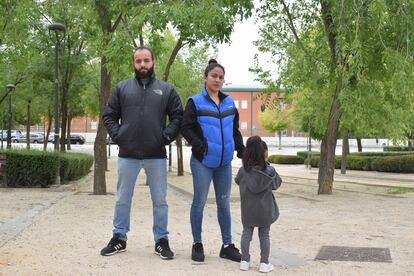 Auutman Rabah y Yessenia Ramos (ella con su hija), este jueves en un parque del barrio Parque Coimbra, en Móstoles.