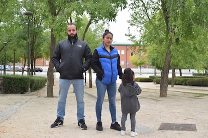 Auutman Rabah y Yessenia Ramos (ella con su hija), este jueves en un parque del barrio Parque Coimbra, en Móstoles.