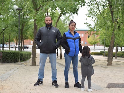 Auutman Rabah y Yessenia Ramos (ella con su hija), este jueves en un parque del barrio Parque Coimbra, en Móstoles.