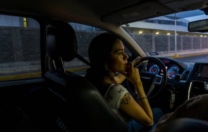 Jessica Molina conduce su automóvil en Nuevo Laredo,
