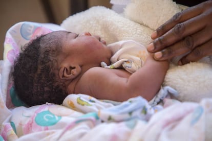 Un bebé de un mes a punto de recibir una vacuna, en Uganda.