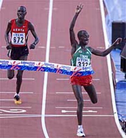 El etíope Geza Abera alza sus brazos al imponerse en el <b></b><i>sprint</i> final al keniano Simon Biwott.