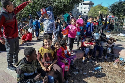 Niños hacen cola para conseguir comida preparada por palestinos voluntarios, este miércoles en Rafah.