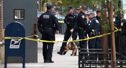 La policía vigila una zona acordonada en Manhattan después del aviso de un paquete bomba.