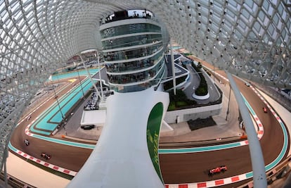 Vista general del circuito Yas Marina durante la competición del Gran Premio de Abu Dabi.