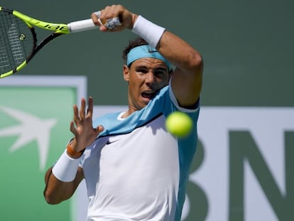 Nadal golpea la pelota durante el duelo con Djokovic.