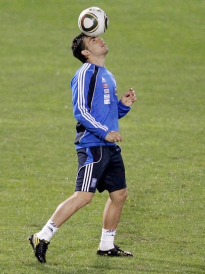 Sotiris Ninis juega con el balón durante un entrenamiento de Grecia