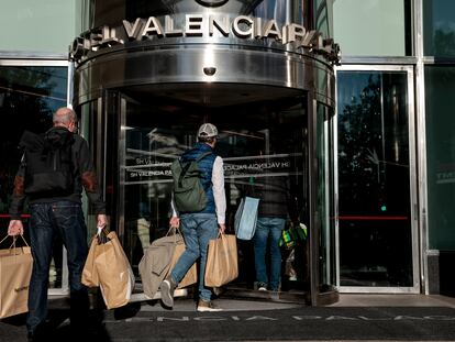 Clientes entrando a un hotel, en Valencia