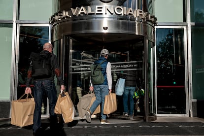 Clientes entrando a un hotel, en Valencia