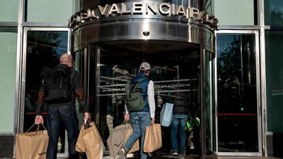 Clientes entrando a un hotel, en Valencia