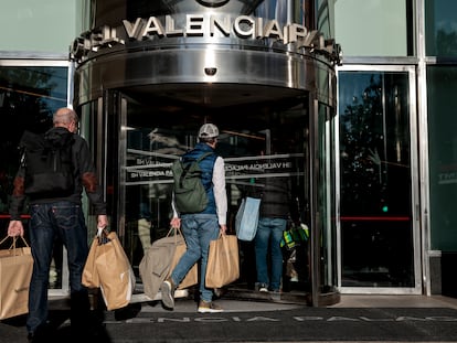 Clientes entrando a un hotel, en Valencia