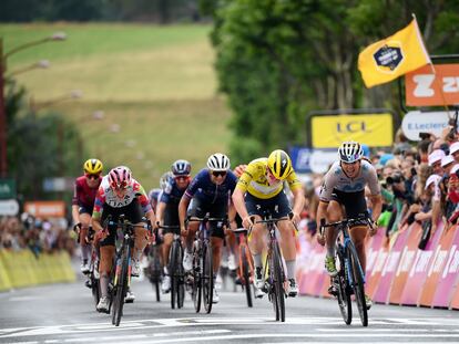 Liane Lippert cruza la línea del meta al 'sprint' en la segunda etapa del Tour de Francia, este lunes.
