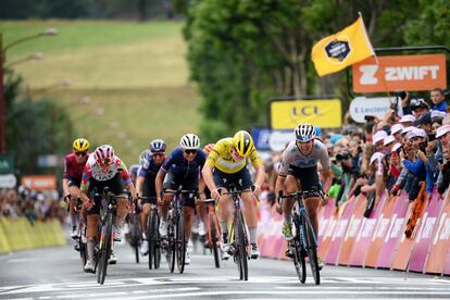 Liane Lippert cruza la línea del meta al 'sprint' en la segunda etapa del Tour de Francia, este lunes.